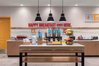 Hampton Inn & Suites Fresno - 1