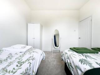 Seaside Haven Retreat - 3 Bed Apartment - Southend-on-Sea - 5