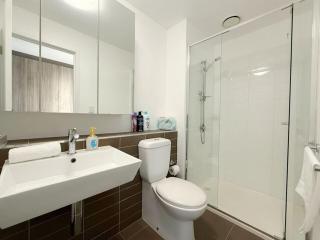 2-Bedroom Waterview Apartment in CBD - 2