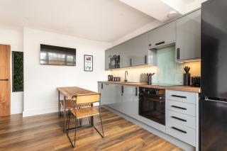 Pierview Pad Attic 10 Person Sunny Seaside Apartment - 2 Min Walk to Beach - 9