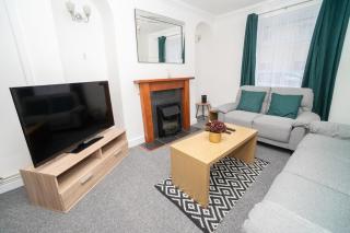 Business friendly 3BR home - King size beds & Centrally located - Swansea - 0
