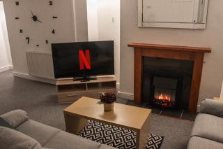Business friendly 3BR home - King size beds & Centrally located - Swansea - 9