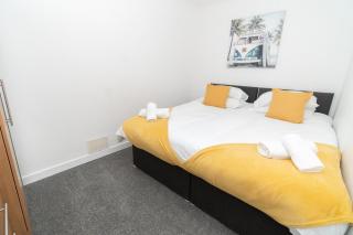 Swansea 3 Bed - City & Beach - Contractor Friendly - 1