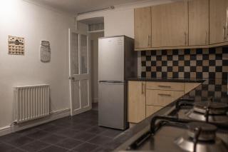 Business friendly 3BR home - King size beds & Centrally located - Swansea - 2