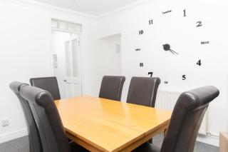 Business friendly 3BR home - King size beds & Centrally located - Swansea - 1