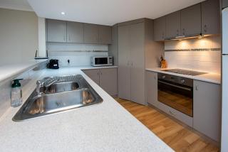 Coastal Elegance Relaxed Stay in Broadwater - 5