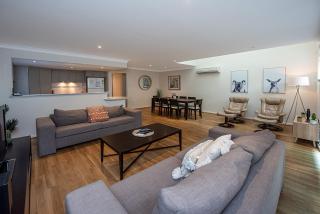 Coastal Elegance Relaxed Stay in Broadwater - 1