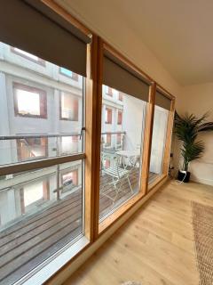 Flatzy - Prime City Apartment with Ping Pong Table - Liverpool - 7