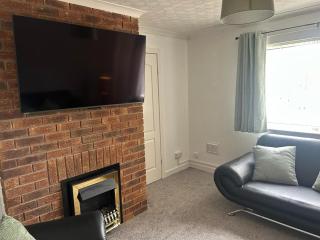 Charming 3-Bedroom with Large Hot-Tub, Free Parking & Pet friendly - 2