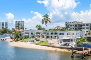 3 Units - Riverfront Villa Surfers Paradise with Pool - 9