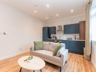 Elegant St Margarets 1BR near Transport London Pass the Keys - 0
