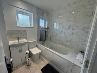 Elegant & Modern 3 bed home with private drive - Broughton - 8