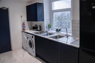 New - 6 Bedrooms, 3 Bathrooms, Double Kitchen, with private parking in Central Swansea - Swansea - 1