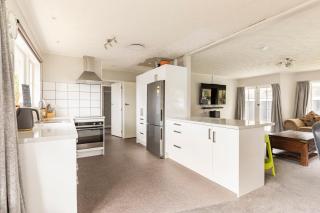 Home away from home 4 bedroom 2 bathrooms - Upper Hutt - 2