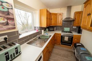 Comfortable 4-Bed Home with Free Parking - 9