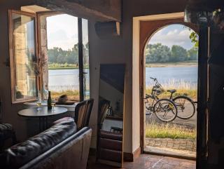 Maison de marinier les pieds dans l'eau face à la Loire - 0