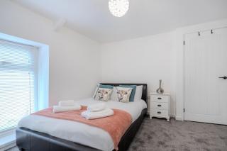 Stadium View 5-Bed Retreat + Parking - 7