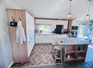 Sweet Bay Laurel at the peaceful Cherry Lea Holiday Park & Fishing Lake - Burgh le Marsh - 2