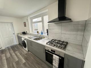 Swansea Central 3BR Family & Group Stay - 8