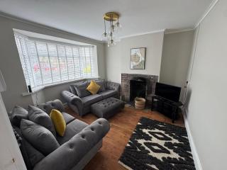2-Bed Home with Parking & Wi-Fi - Swansea - 0