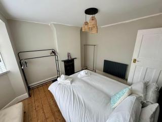 2-Bed Home with Parking & Wi-Fi - Swansea - 3