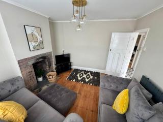 2-Bed Home with Parking & Wi-Fi - Swansea - 9