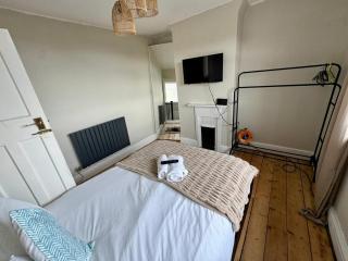 2-Bed Home with Parking & Wi-Fi - Swansea - 1