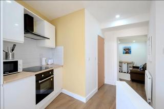 Spacious & Modern 4-bed home - TV in every bedroom - Swansea - 5