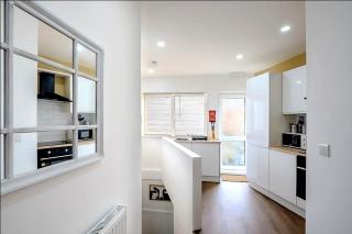 Spacious & Modern 4-bed home - TV in every bedroom - Swansea - 4