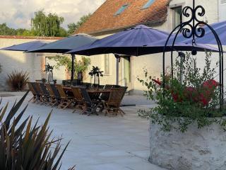 Le Verger Des Pierres Blanches,11 chambres,11 wc, 8 sdbs,pool chauffée 11 m 35p - 8