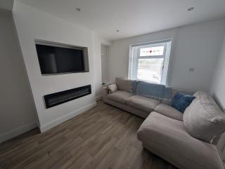 Swansea 3BR Home with Parking - Swansea - 4