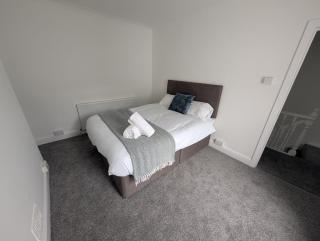 Swansea 3BR Home with Parking - Swansea - 2