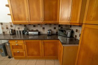 Stylish 3-Bed Swansea Home with WiFi & Kitchen - 9