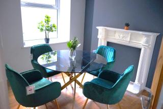 Stylish 3-Bed Swansea Home with WiFi & Kitchen - 2