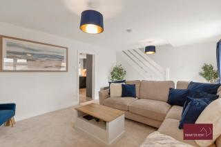 Holyport - Three Bedroom House - Parking - 9