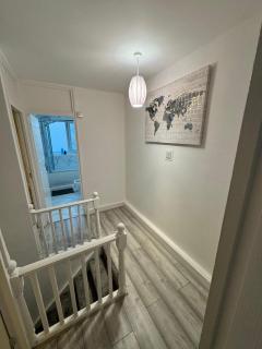 Modern 3-Bed Flat Stylish Family-Friendly - 2