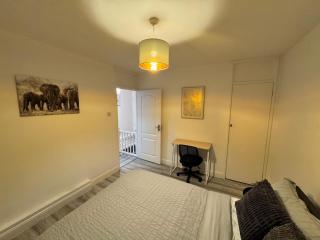 Modern 3-Bed Flat Stylish Family-Friendly - 4