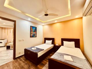 The Cozy Suite by Lux Haven Stays 2 Bedroom Apartment - Lahore - 3