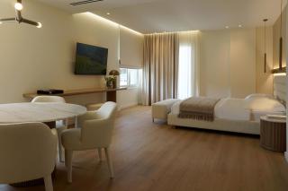 Luxury White Tower Suites - 8