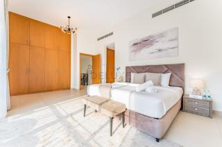 Spacious 4BR Plus Maids Villa, Near Avenue Mall, Cycle Park & Sports Complex - 15 Mins to Downtown Dubai, Nad Al Shiba Third by Deluxe Holiday Homes - 5