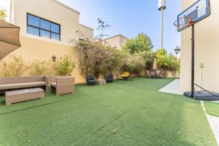 Spacious 4BR Plus Maids Villa, Near Avenue Mall, Cycle Park & Sports Complex - 15 Mins to Downtown Dubai, Nad Al Shiba Third by Deluxe Holiday Homes - 7