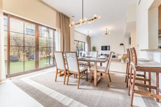 Spacious 4BR Plus Maids Villa, Near Avenue Mall, Cycle Park & Sports Complex - 15 Mins to Downtown Dubai, Nad Al Shiba Third by Deluxe Holiday Homes - 6