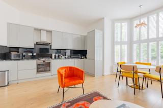 Tastefully Decorated 2BD Flat Near Queens Park - 4