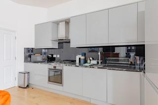 Tastefully Decorated 2BD Flat Near Queens Park - 2