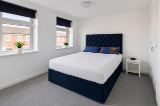 Bright and Spacious King & Double Rooms, Free Private Parking, Close to Heathrow - Cranford - 9