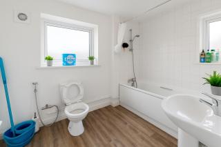 Bright and Spacious King & Double Rooms, Free Private Parking, Close to Heathrow - 2