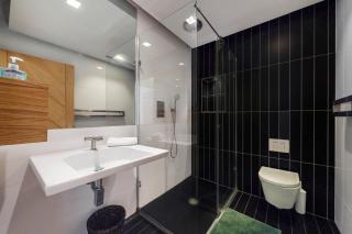 Spacious 4 Bed Home - 5 min walk to 2 Stations - 2