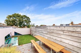 Spacious 4 Bed Home - 5 min walk to 2 Stations - 4