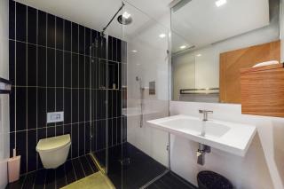 Spacious 4 Bed Home - 5 min walk to 2 Stations - 6