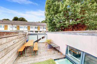 Spacious 4 Bed Home - 5 min walk to 2 Stations - 1